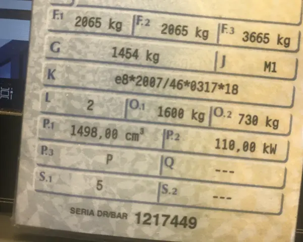 Dane techniczne pojazdu: masa własna pojazdu 1454 kg, dopuszczalna masa całkowita 3665 kg.