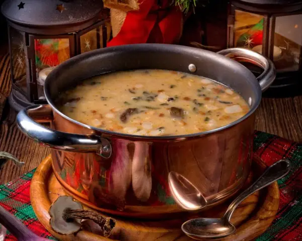Aromaticzna zupa grzybowa na wigilię, pełna leśnych skarbów, gotowa do podania w miedzianym garnku.