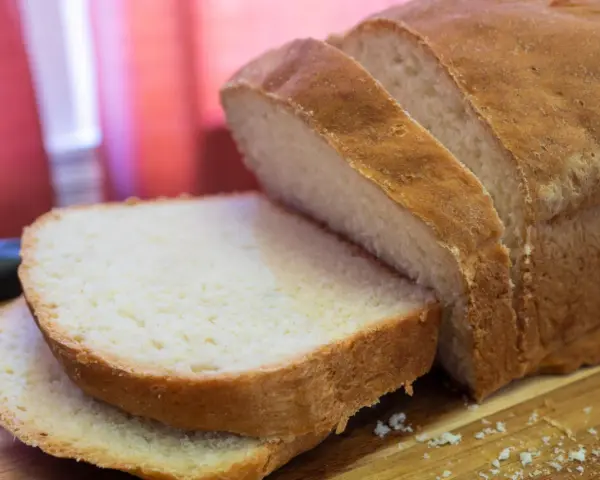 Pokrojony chleb proteinowy, idealny na zdrowe śniadanie. Ten przepis na chleb proteinowy jest prosty i szybki.