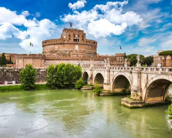 Zamek Świętego Anioła w Rzymie, majestatyczna budowla nad Tybrem, z mostem Ponte Sant'Angelo. Czy warto go odwiedzić?