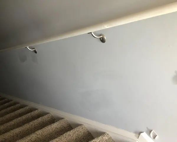 Manchas en pared gris, cerca de pasamanos. ¿Cómo igualar pintura pared para que no se noten?