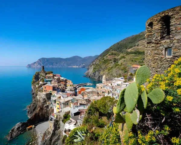 Kolorowe domy w **parku narodowym Cinque Terre** przycupnęły na klifie nad turkusowym morzem.