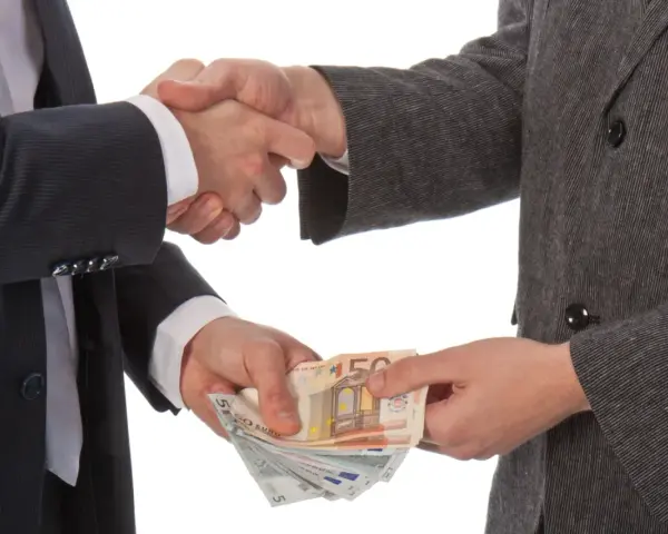 Uścisk dłoni i przekazanie pieniędzy. Czy to początek nielegalnej transakcji, która wkrótce będzie podlegać zmianom w kodeksie karnym?