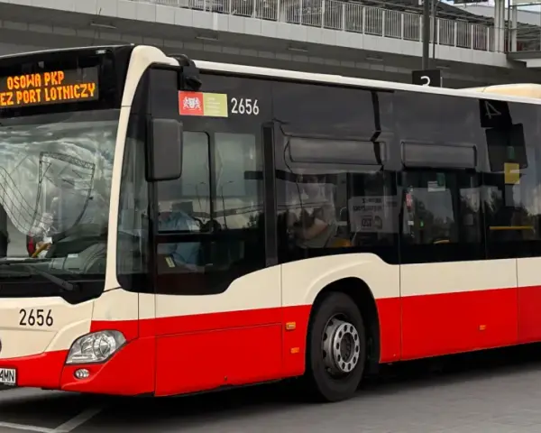 Autobus linii 210 z napisem "OSOWA PKP PRZEZ PORT LOTNICZY" na wyświetlaczu, gotowy do podróży z Gdańska Głównego na lotnisko.