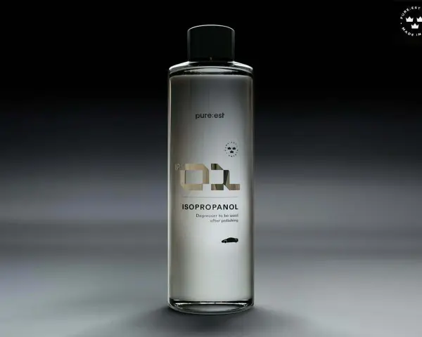 En flaska med isopropanol från OKQ8, perfekt för att avfetta bilen efter polering. Tillverkad i Sverige.