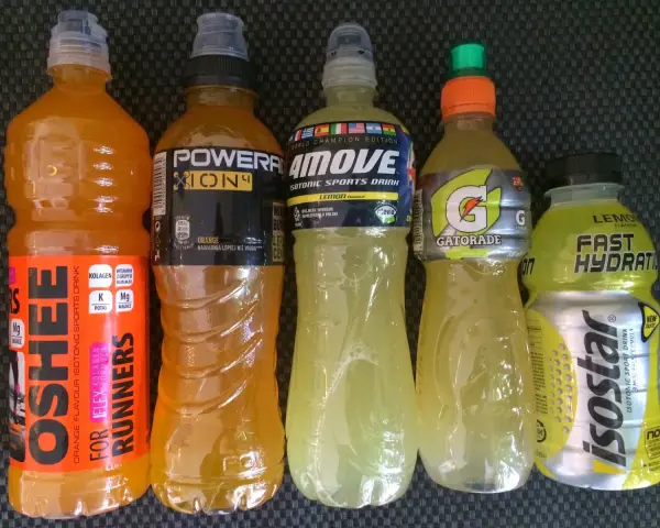 Napoje izotoniczne ranking: OSHEE, Powerade, 4MOVE, Gatorade, Isostar. Wybór dla biegaczy i sportowców.