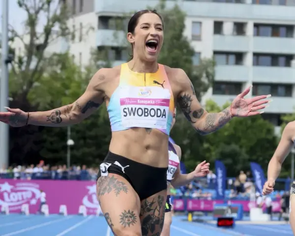 Ewa Swoboda triumfuje na bieżni, radość na jej twarzy po zwycięstwie.