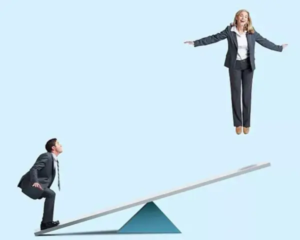 Un homme en costume sur une bascule regarde une femme en l'air. Un devoir de secours pour la faire descendre ?