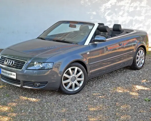 Grauer Audi A4 B6 Cabrio mit offenem Verdeck, bereit für eine Spritztour.