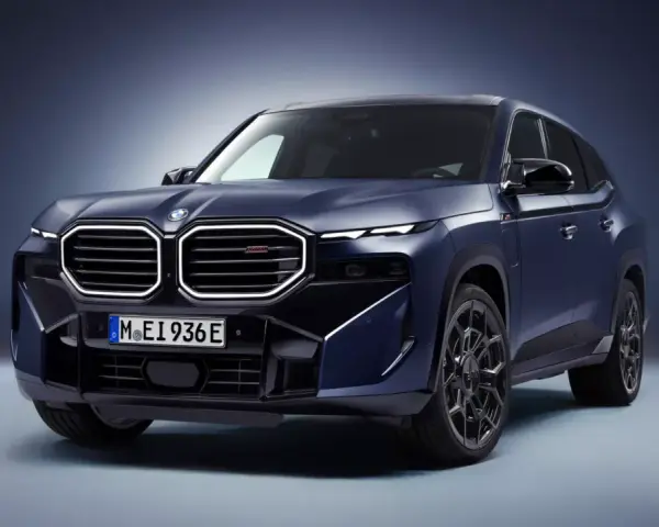Ciemnoniebieskie BMW XM z przodu, z charakterystycznym grillem i światłami LED.