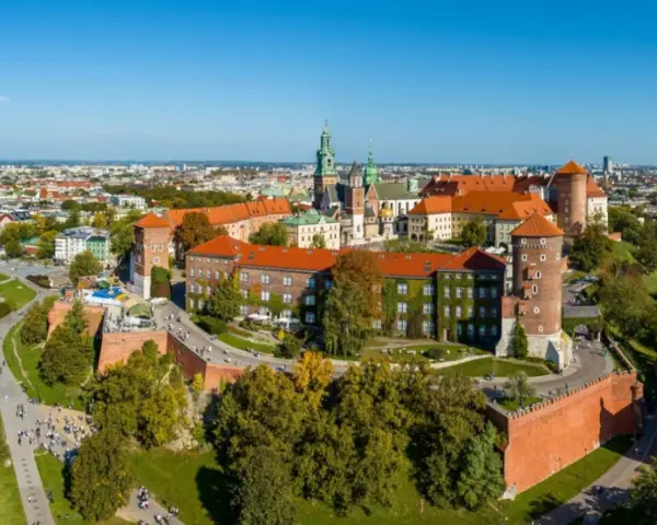 Zamek Królewski na Wawelu, jeden z najlepszych muzeów w Polsce, z widokiem na miasto.