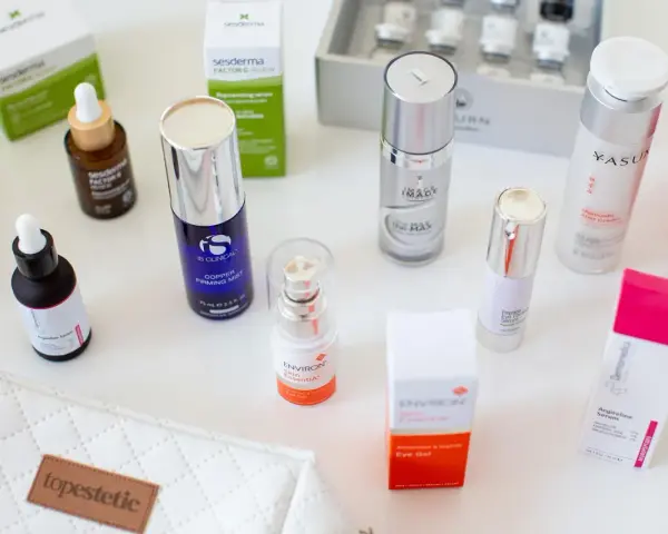 Kolekcja kosmetyków z peptydami: serum, kremy i mgiełki. Wśród nich produkty Sesderma, IS Clinical, Environ, Image i Dermomedica.