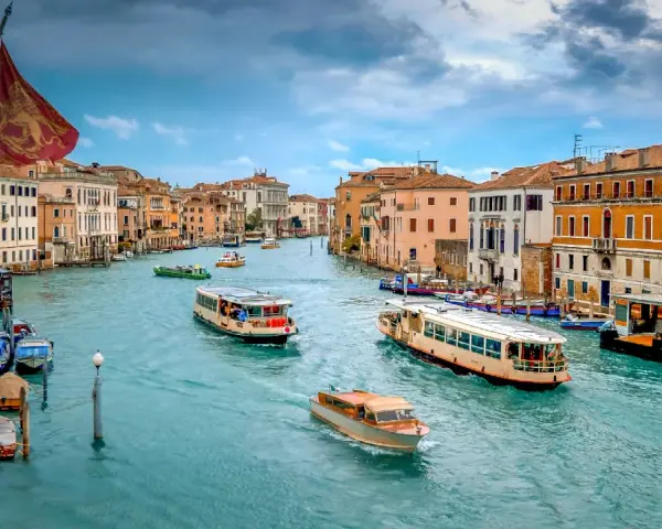 Un battello a Venezia naviga sul Canal Grande tra palazzi storici.