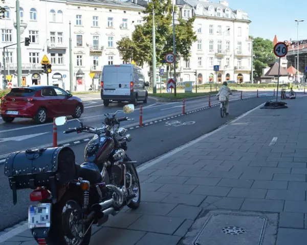 Czy można pchać motor po chodniku? Sprawdź przepisy i zasady bezpieczeństwa