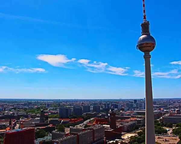 Blick von der Park Inn Aussichtsplattform über Berlin. Der Fernsehturm ragt in den blauen Himmel.