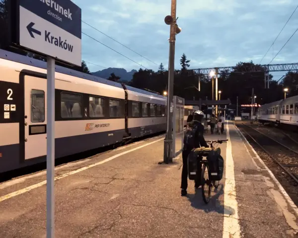 Kraków, Budapeszt, pociąg. Rowerzysta z bagażami czeka na peronie na pociąg do Krakowa.