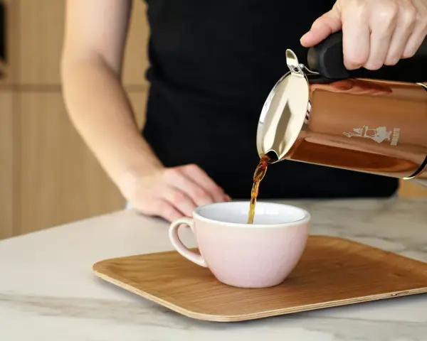 Kawa w filiżance, pytanie: czy można pić kawę przed badaniem krwi?