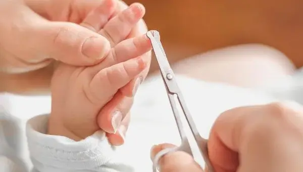 Jak obciąć niemowlakowi paznokcie bezpiecznie i bez stresu