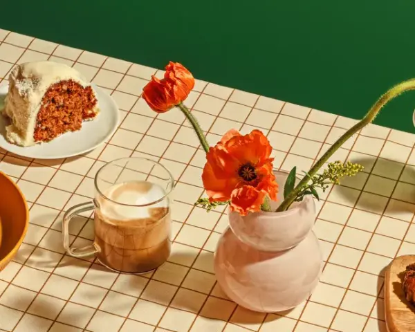 Pyszne sushi, ciasto marchewkowe i skrzydełka z kurczaka – idealny zestaw od Bolt kurier na szybki lunch.