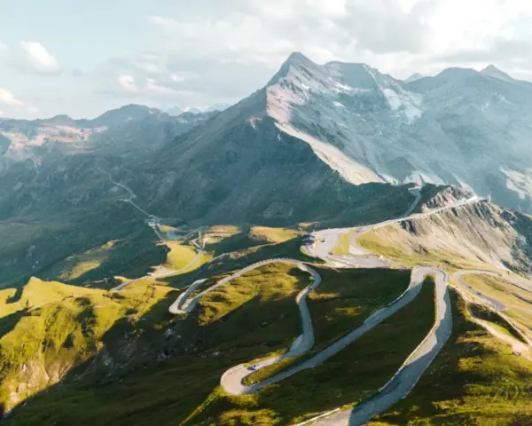 Strada tortuosa in montagna, ideale per un'avventura in moto in Austria. Panorami mozzafiato e curve infinite.