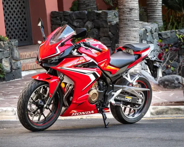 Honda CB 500 X rossa, pronta a sfrecciare. La sua velocità massima ti porterà ovunque.