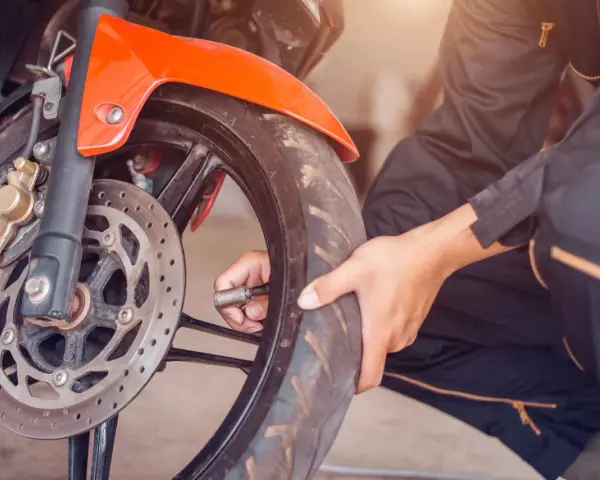Sprawdzanie ciśnienia w oponach motocyklowych. Tabela z zalecanymi wartościami pomoże utrzymać bezpieczeństwo i komfort jazdy.