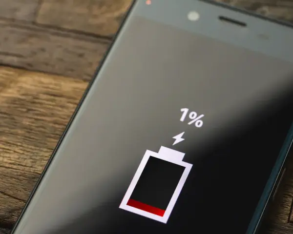 Ekran telefonu Samsung z ikoną baterii na 1%. Czas na kalibrację baterii Samsung, by odzyskać pełną moc.