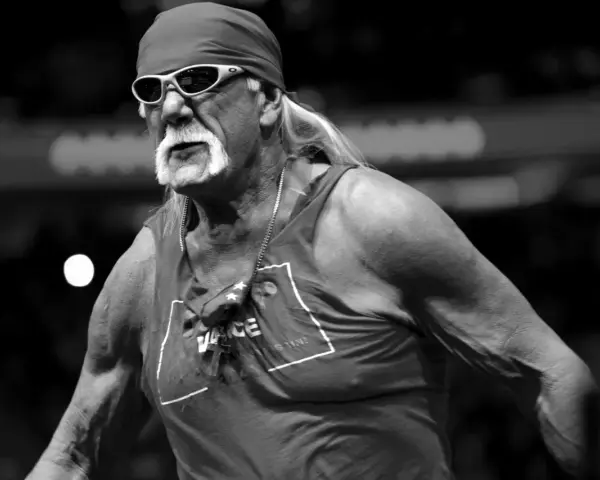 Hulk Hogan nie żyje. Ikona wrestlingu w bandanie i okularach, z charakterystycznym wąsem, w koszulce z napisem "Vengeance".