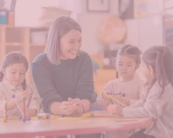Ile zarabia przedszkolanka po studiach? Zaskakujące fakty o pensjach