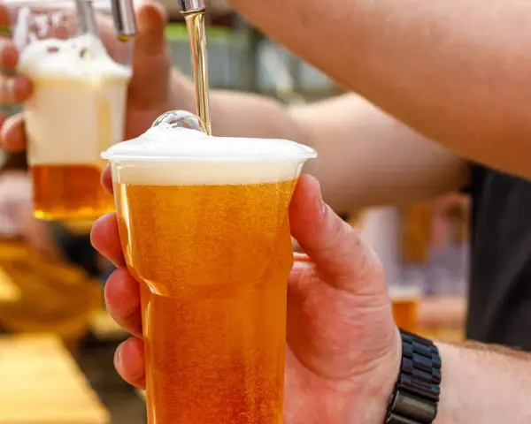 Nalewanie piwa do kubka. Czy piwo bezalkoholowe ma alkohol? To pytanie nurtuje wielu, ale to piwo wygląda na orzeźwiające.
