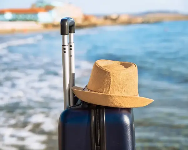 Walizka i kapelusz na plaży. Idealna pogoda w Bułgarii w październiku na ostatnie chwile lata.