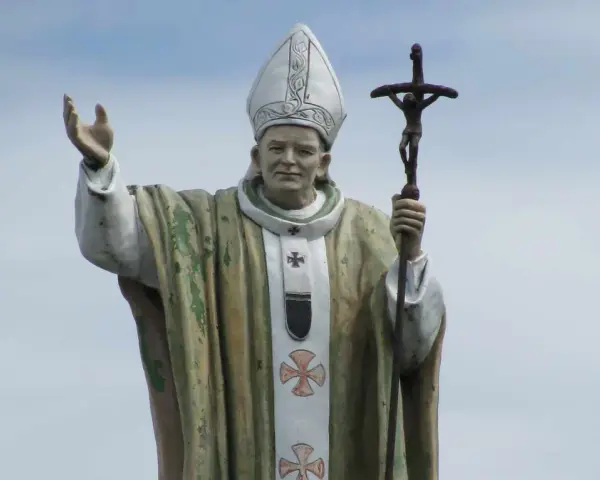 Pomnik Jana Pawła II z krzyżem. Zastanawiamy się, ile języków znał Jan Paweł II, który przemawiał do świata.