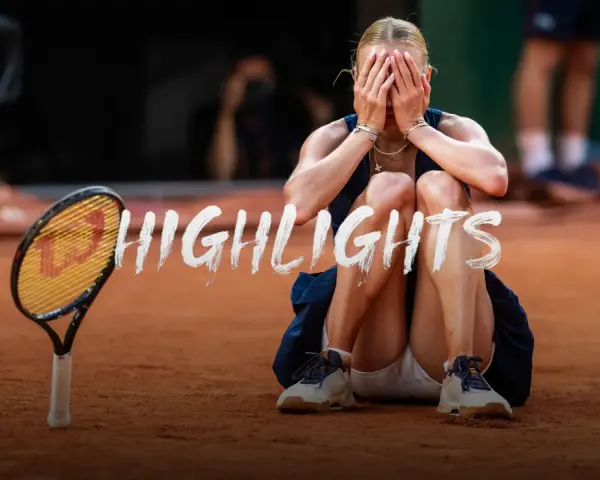 Emocje po meczu Coco Gauff. Tenisistka siedzi na korcie, zakrywając twarz dłońmi, obok leży rakieta.