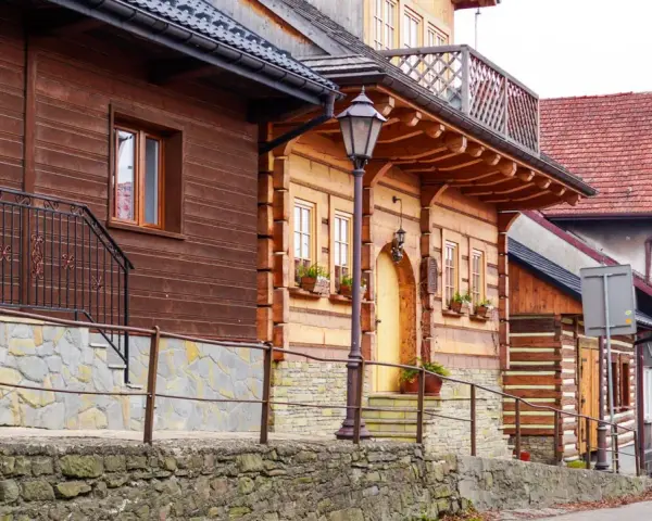 Drewniane domy i kamienne mury tworzą urokliwy krajobraz. Odkryj lanckorona atrakcje, spacerując tą malowniczą uliczką.