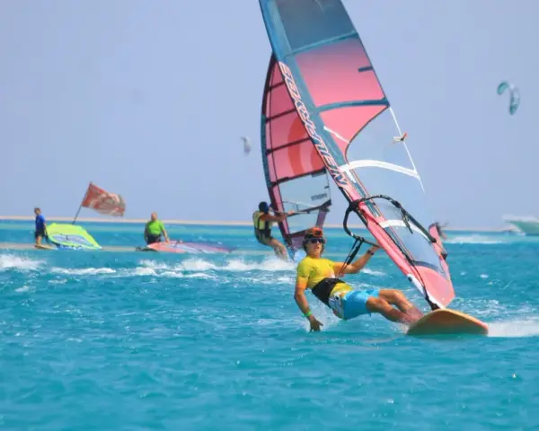 Ile trwa nauka windsurfingu? Opanuj podstawy w tydzień!