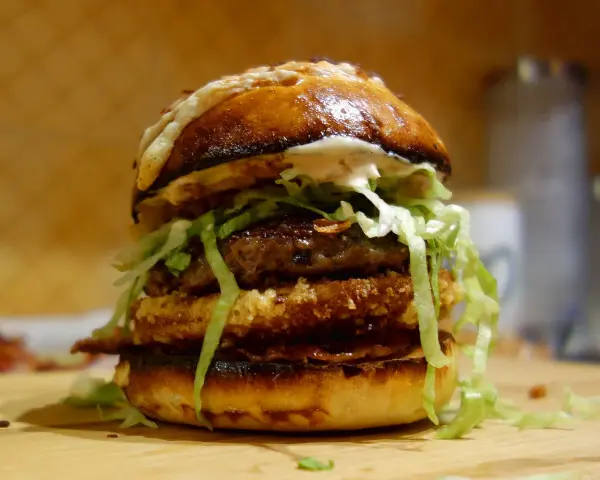 Burger Drwala w domu: Przepis na kultowy smak przez cały rok!