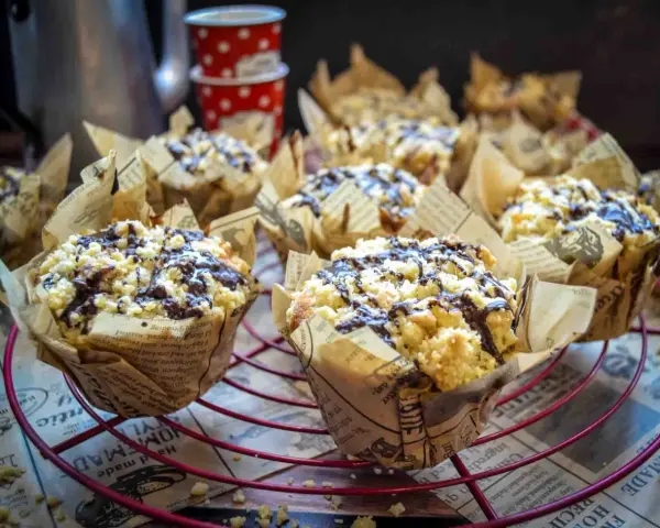 Saftige Nutella Muffins mit Streuseln und Schokodrizzle, in Zeitungspapier gebacken.