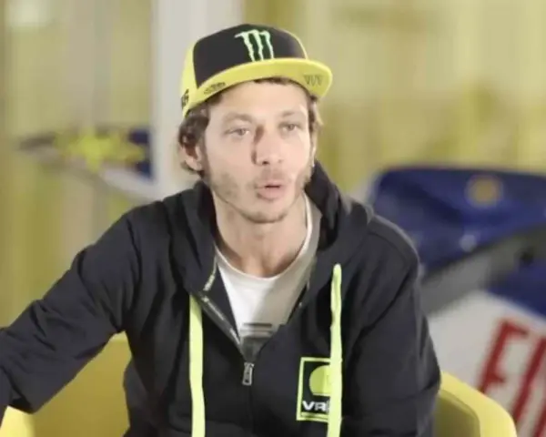 Valentino Rossi, il Dottore, con il suo iconico cappellino Monster Energy, parla con passione.