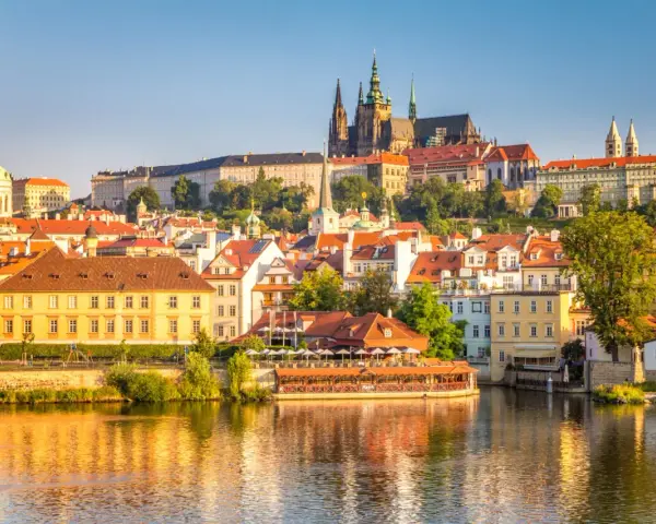 Widok na malownicze praga miasto z rzeką w tle, z dominującym Zamkiem Praskim i katedrą.