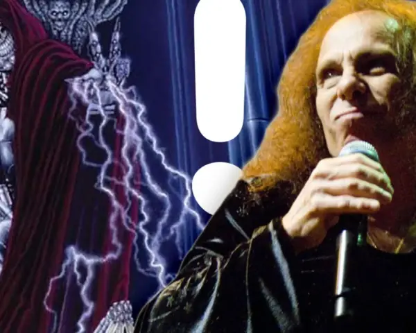 Ronnie James Dio, mit seinem ikonischen roten Haar, singt ins Mikrofon, während im Hintergrund eine düstere, metallische Figur mit Blitzentladungen zu sehen ist, passend zum Titel von Ronnie James Dio.