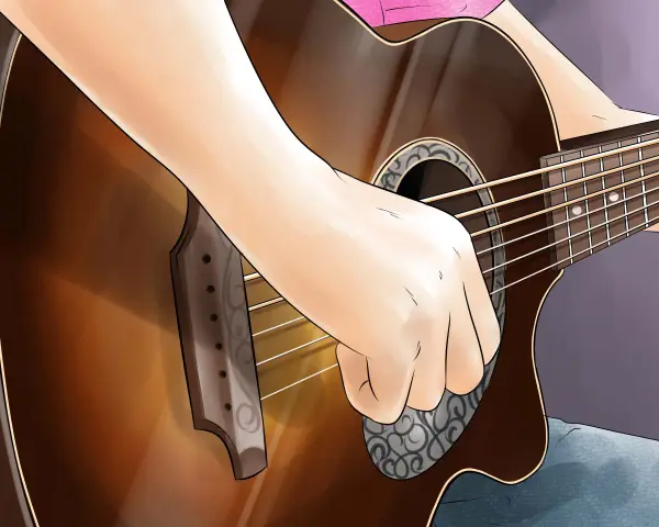 Eine Hand spielt auf einer Gitarre, vielleicht ein Geburtstagslied.