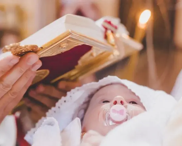 Chrzest dziecka - co się mówi? Kluczowe pytania i odpowiedzi