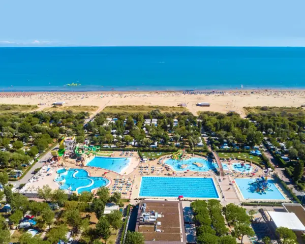 Wspaniałe kempingi nad morzem z basenami i zjeżdżalniami, otoczone zielenią, tuż przy piaszczystej plaży.