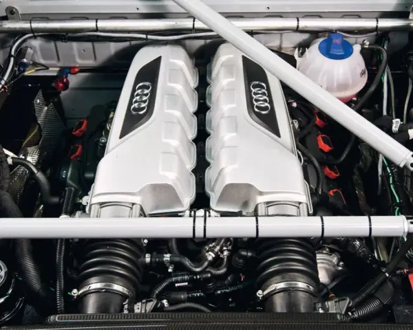 Silnik Audi V10, serce bolidu wyścigowego, gotowe do osiągnięcia prędkości 300 km/h.