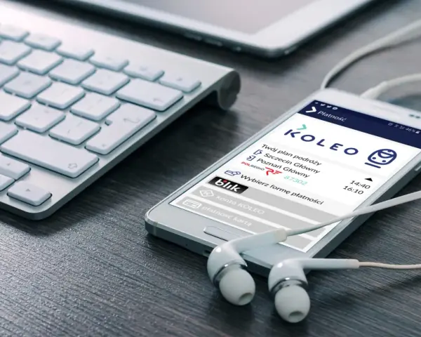 Smartfon z aplikacją KOLEO pokazuje plan podróży i opcje płatności, oferując ulga ustawowa przy zakupie biletów.