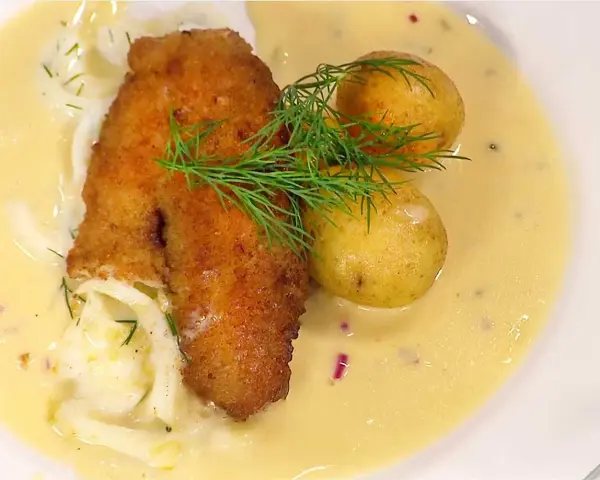 Panerad abborre med dill, småpotatis och en krämig sås. Ett härligt abborre recept för en fin middag.