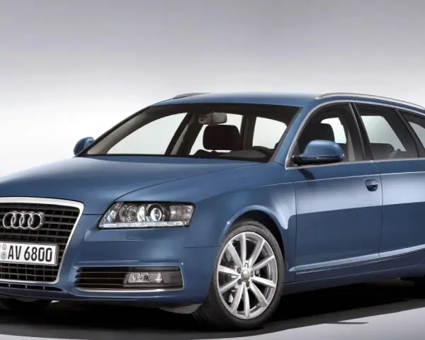 Blauer Audi A6 Kombi 2010 mit silbernen Felgen, bereit für jede Reise.