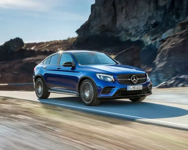 Niebieski Mercedes GLC Coupe w ruchu. Warto sprawdzić opinie i potencjalne usterki przed zakupem.