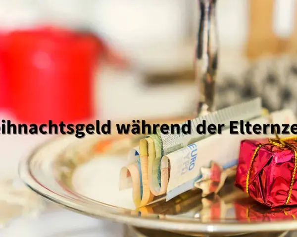 Geld und ein kleines Geschenk auf einem Teller. Die Frage: Weihnachtsgeld während der Elternzeit?