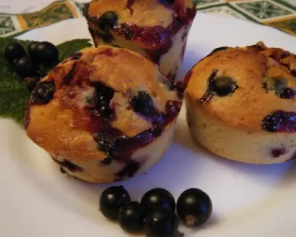 Pyszne muffinki z porzeczkami, pachnące latem i domowym ciepłem. Idealne na deser lub drugie śniadanie.